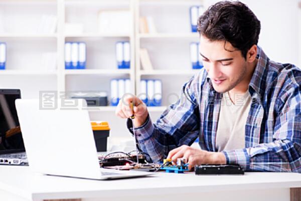 維修車間計算機的專業(yè)修理工